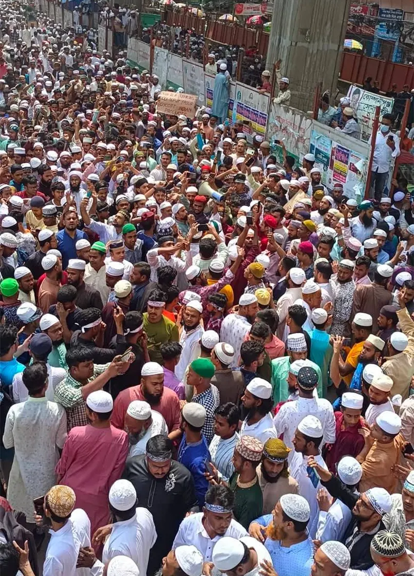 মহানবীকে কটূক্তির প্রতিবাদে বায়তুল মোকাররমে মুসল্লিদের বিক্ষোভ